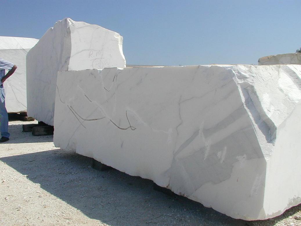 Blocco di marmo bianco statuario di grandi dimensioni
