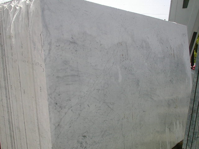 Blocco Bianco Carrara C, segato, lastre grande di fondo chiaro e uniforme