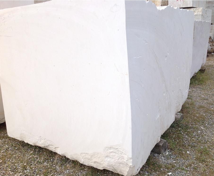 Bel blocco di limestone bianco avorio pronto per l'ispezione