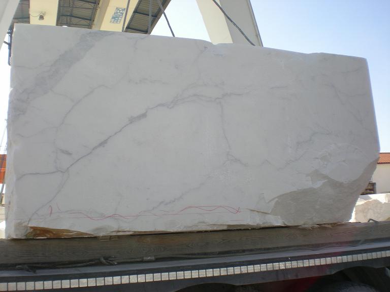 Blocco di marmo bianco statuario