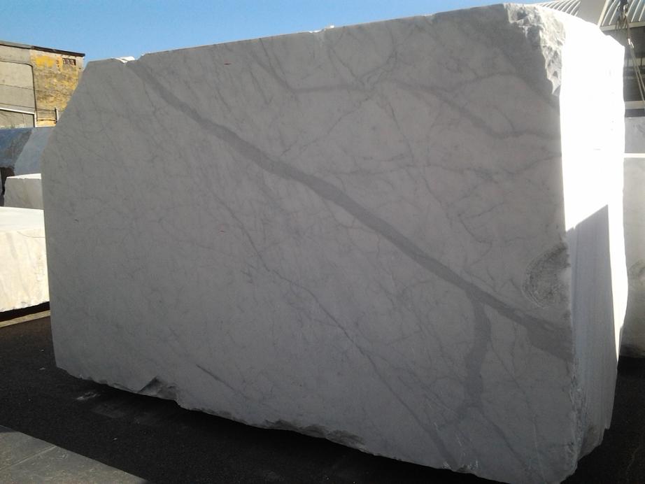 Bel blocco di marmo bianco statuarietto con vena  per fare un disegno a macchia aperta