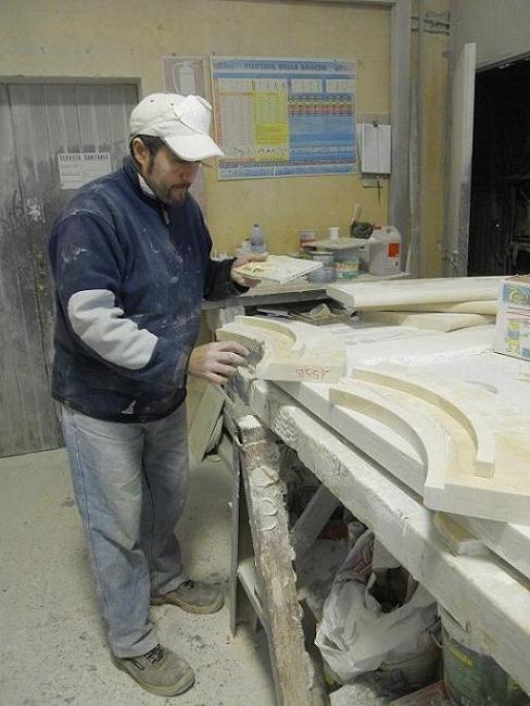 Personale specializzato realizzando delle lavorazione a mano sui rivestimenti in marmo crema marfil