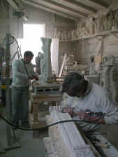 escultores tallando travertino y marmol